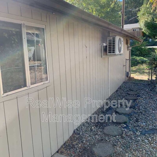 Building Photo - 1227 NW Highland Ave