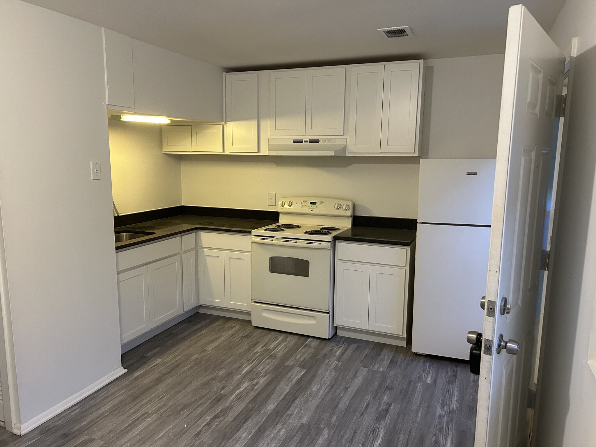 Building Photo - 218 Aster Ln