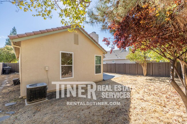 Building Photo - Beautiful Roseville Home- Pet Friendly