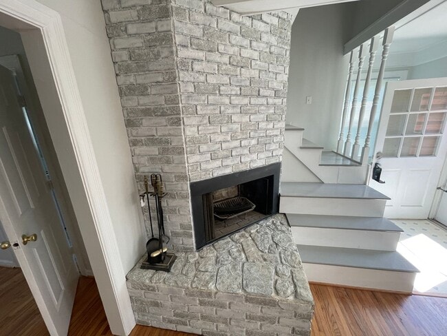 Building Photo - 2 Bedroom House with Large Bonus Room