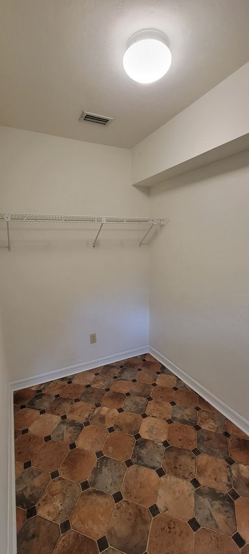 Building Photo - 3/2: Enjoy this nice spacious home in Sunrise.