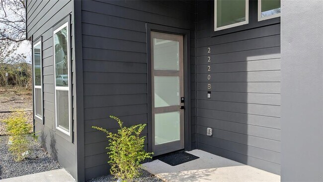 Building Photo - 2220 Yellow Jacket Ln