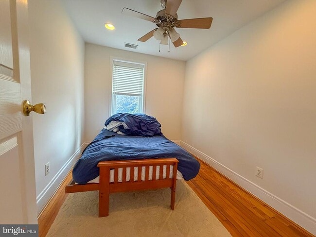 Building Photo - 318 11th St SE