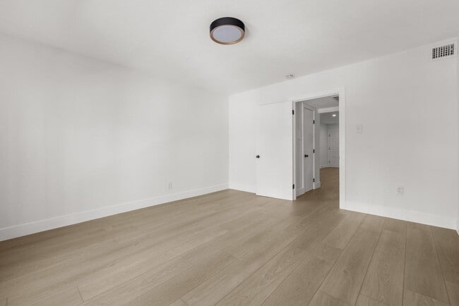 Building Photo - 505 W 7th St