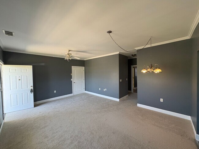 Building Photo - 2 bed, 1 bath unit for rent!
