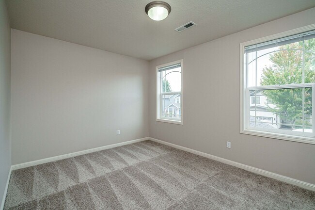 Building Photo - $500 Move In Special  4 Bedroom 2.5 Bath New Carpet and Fresh Paint