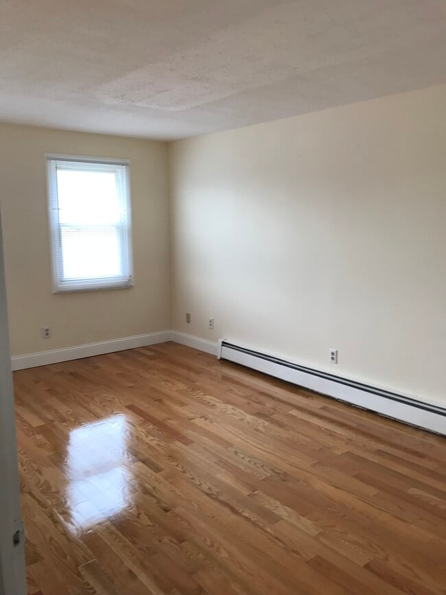 Building Photo - 715 Bridge St