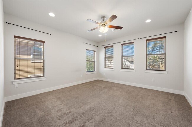 Building Photo - 13800 Lyndhurst St