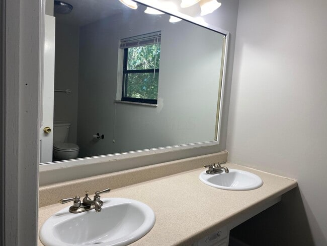 Building Photo - 669 W Main St