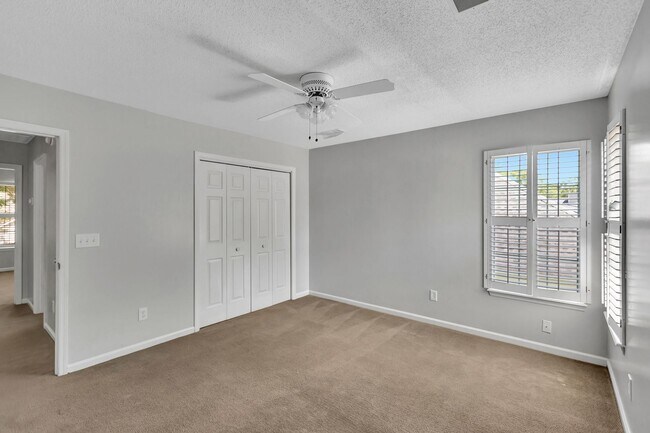 Building Photo - Charming Charleston National Home