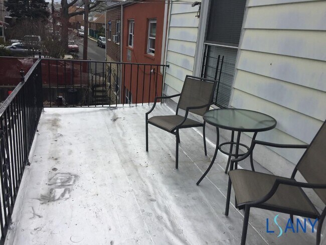 Building Photo - 3 BRs on 2nd floor in Private home with Balcony. AVAILABLE December 2025