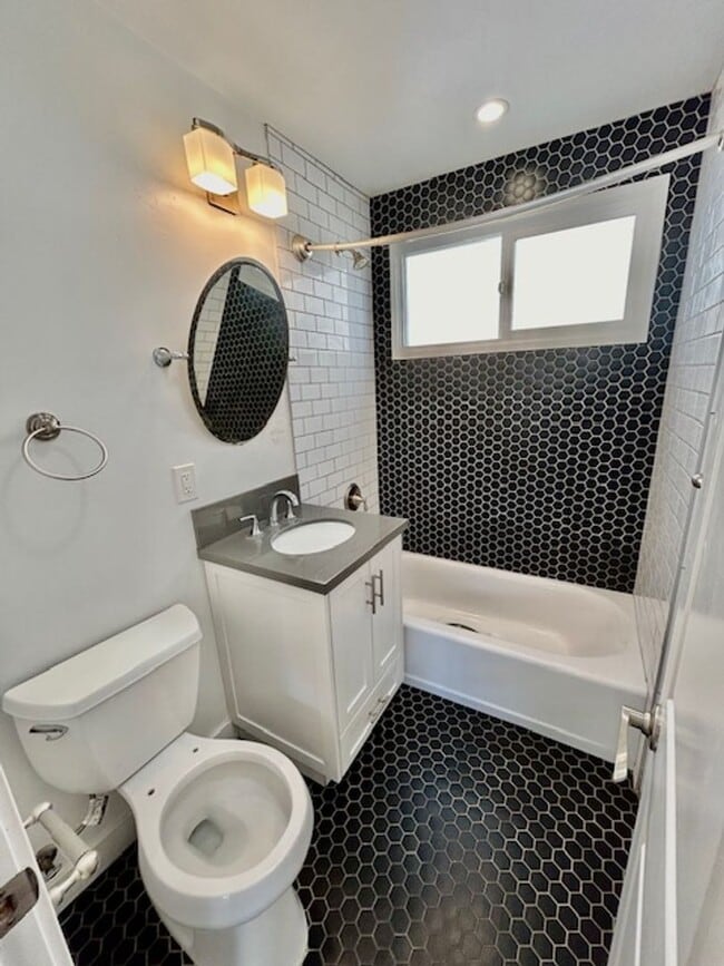 Building Photo - Beautiful Renovated 2bd with Yard