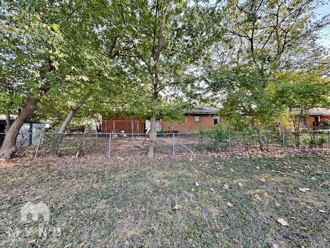 Building Photo - 512 E University Ave