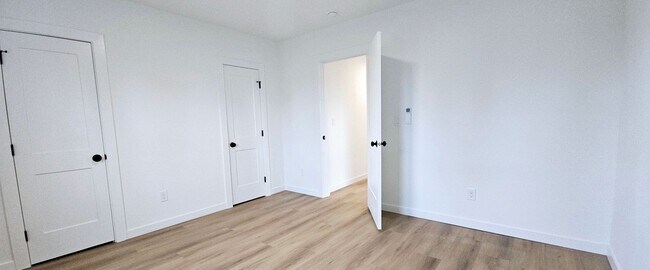 Building Photo - MOVE-IN SPECIAL! Recently Renovated 2 Stor...