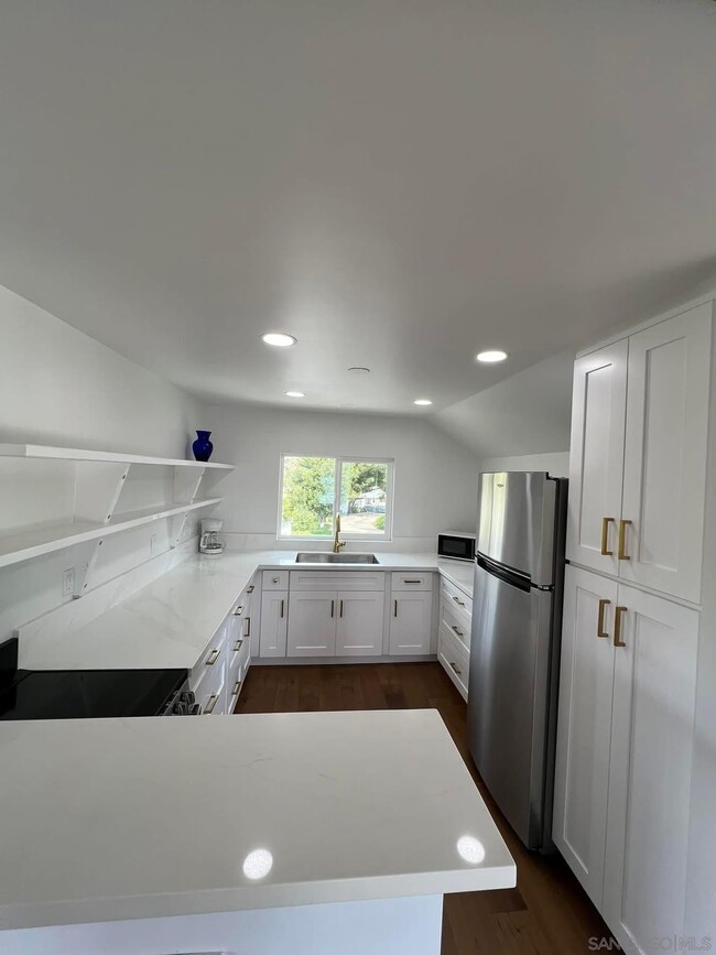 Building Photo - 1531 Avohill Dr