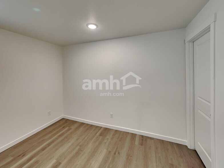 Building Photo - 304 N Addison Way