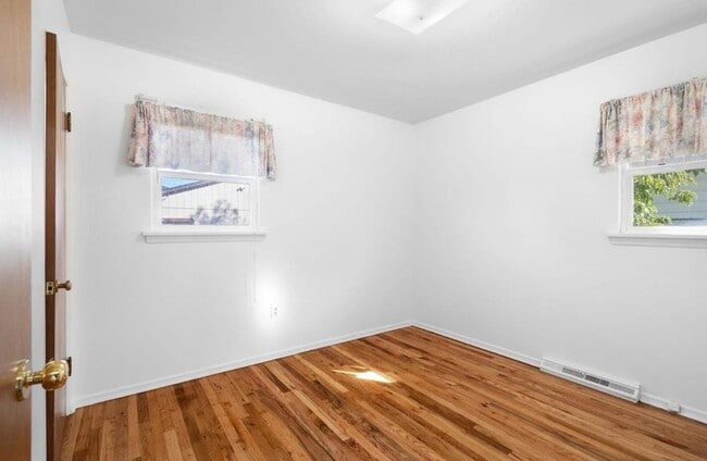 Building Photo - 603 E Columbia Ave