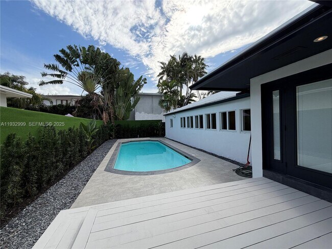 Building Photo - 621 W Dilido Dr