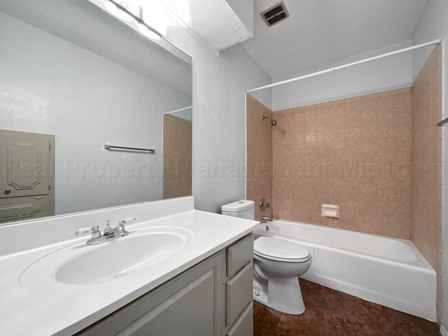 Building Photo - Charming Home in North Arlington