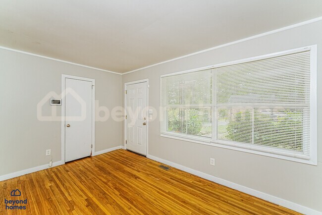 Building Photo - Discover this 3-bedroom, 1.5-bath home in Birmingham’s Spring Lake area!