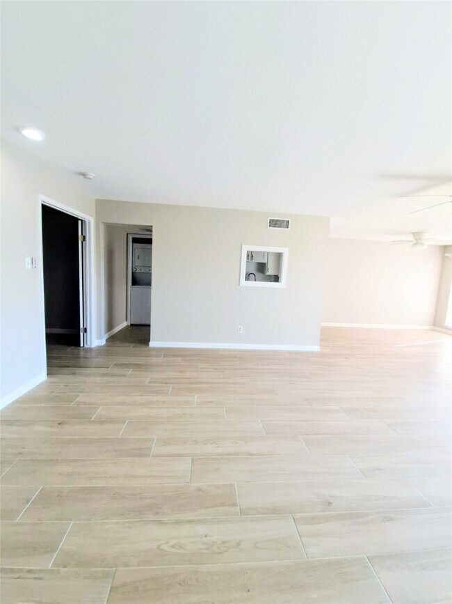 Building Photo - 500 Tiki Dr