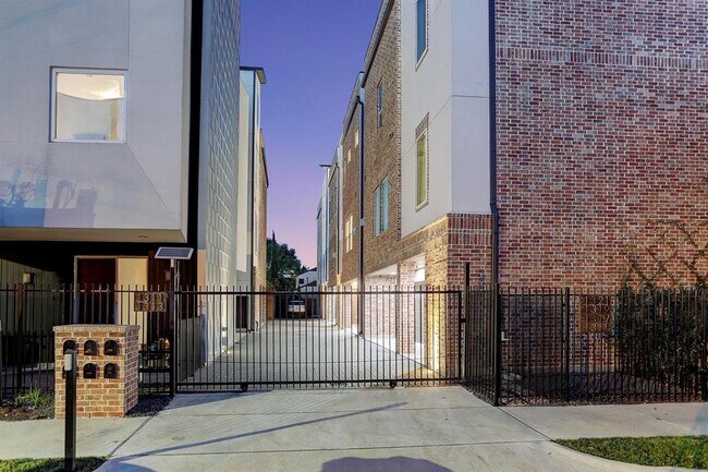 Building Photo - 1319 Isabella St