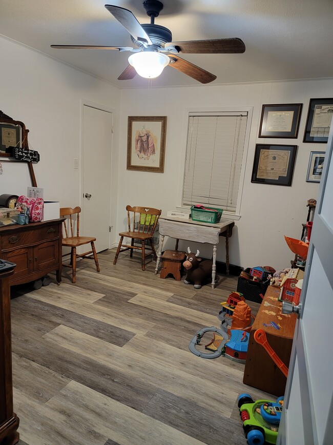 Building Photo - 2513 Brewster St
