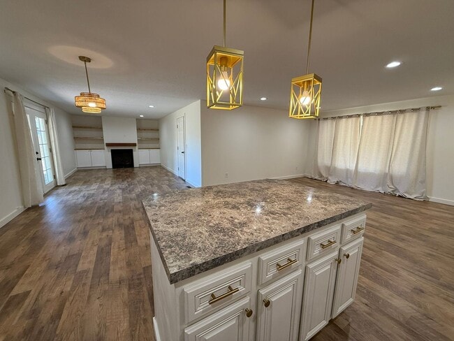 Building Photo - Updated Three Bedroom Home in South Salem