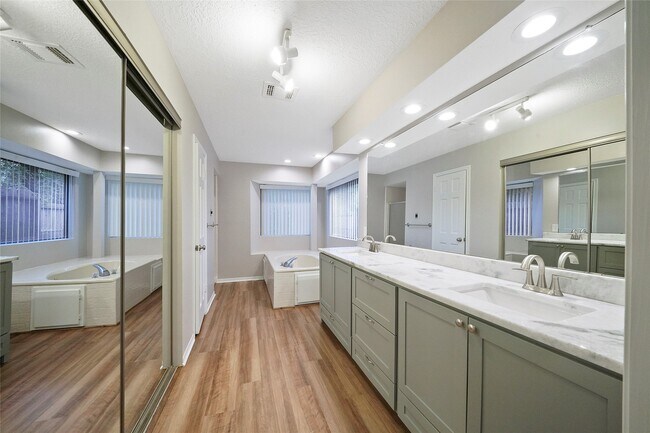 Building Photo - 2402 Brookdale Dr