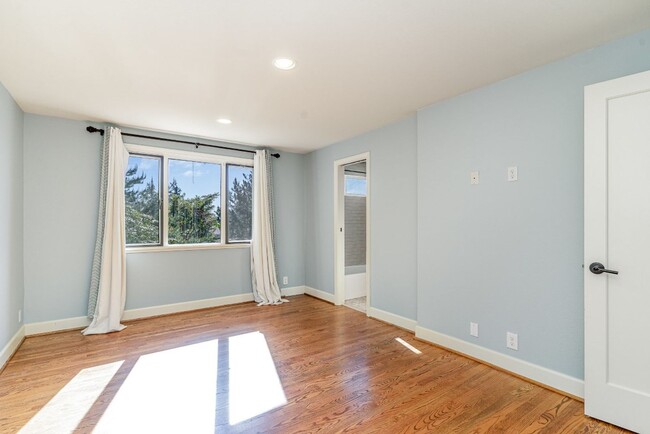 Building Photo - 5Bd/2.5Ba Seattle House