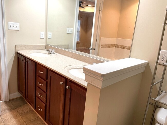 Building Photo - Beautifully Maintained Home in the Heart o...