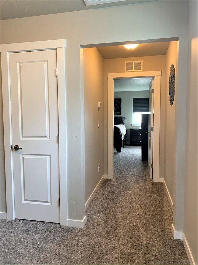 Building Photo - Newer 4 bed 2.5 bath home off Overland and...