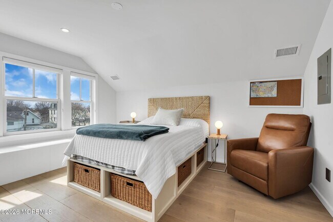 Building Photo - 213 9th Ave