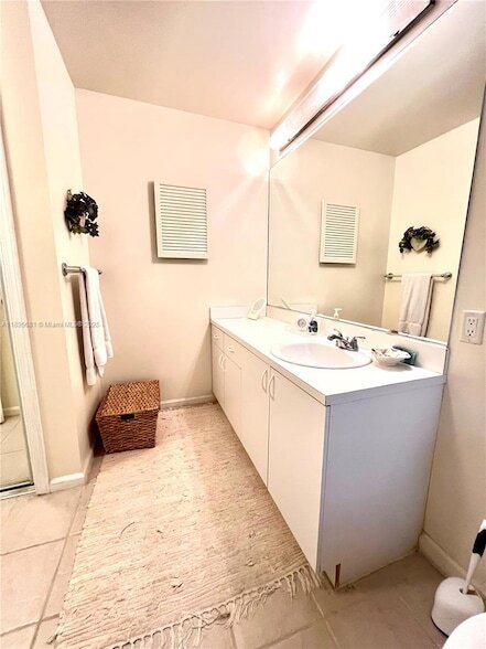 Building Photo - 6385 Bay Club Dr