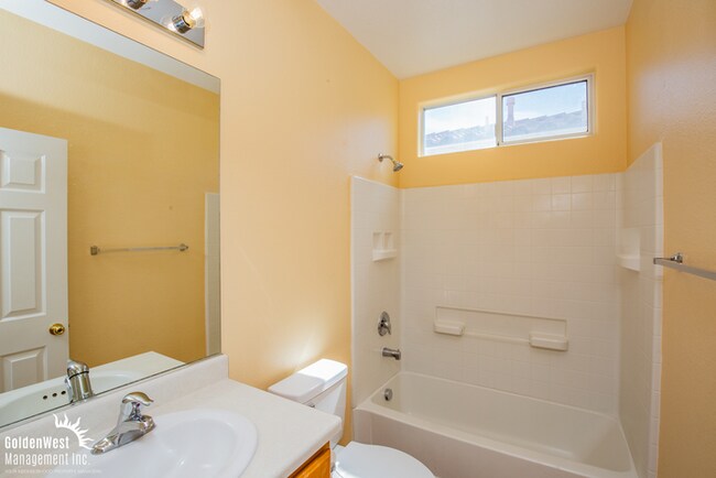 Building Photo - Fabulous 2Bdm 2.5Ba Home With Community Park & Pool.