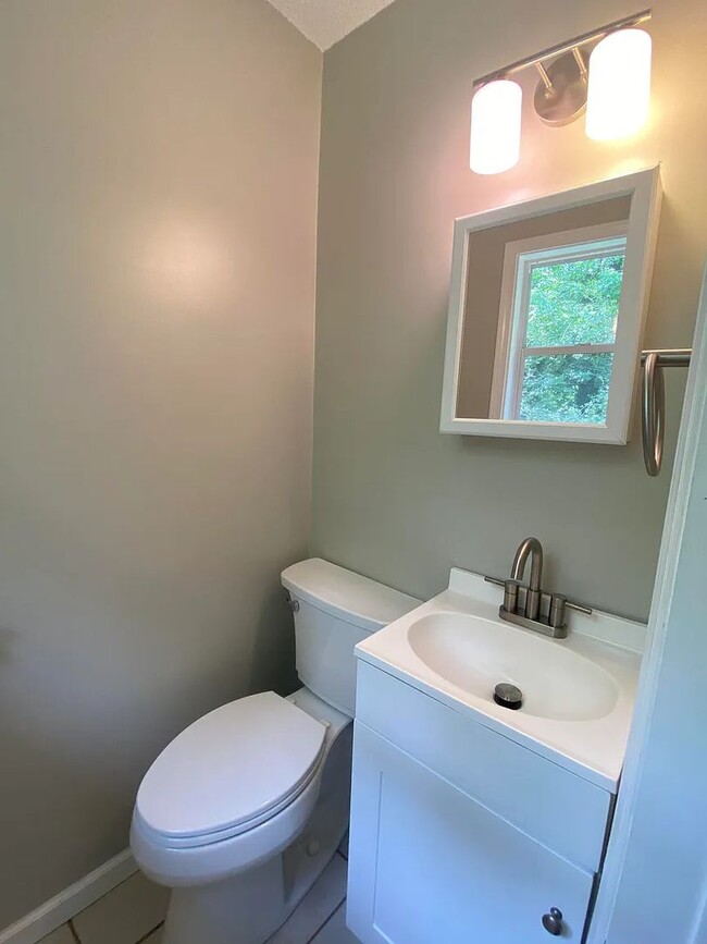 Building Photo - Freshly Renovated 3 Bedroom 1.5 Bathroom i...