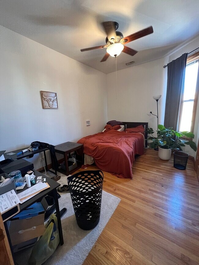 Building Photo - 4053 N Kenmore Ave