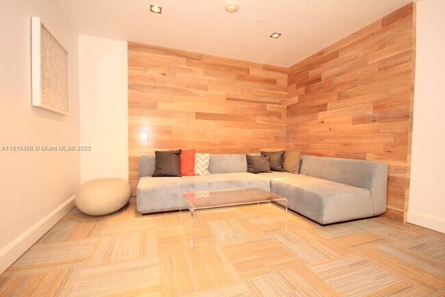 Building Photo - 950 Brickell Bay Dr