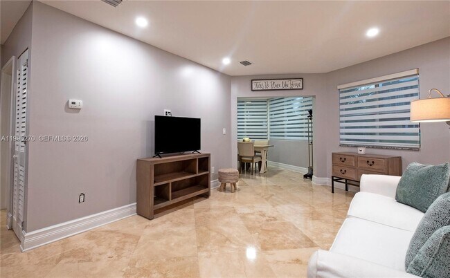 Building Photo - 1723 NE Miami Gardens Dr