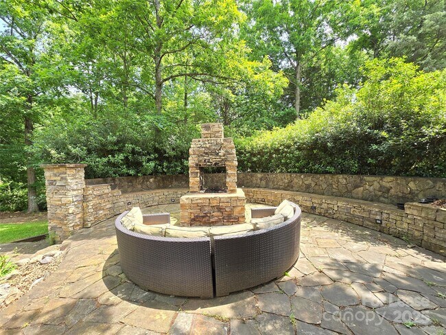 Building Photo - 409 Foxglove Ln