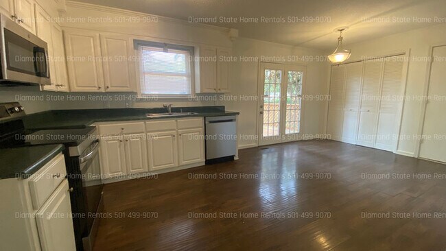 Building Photo - 4 bedroom 2 bath home for rent