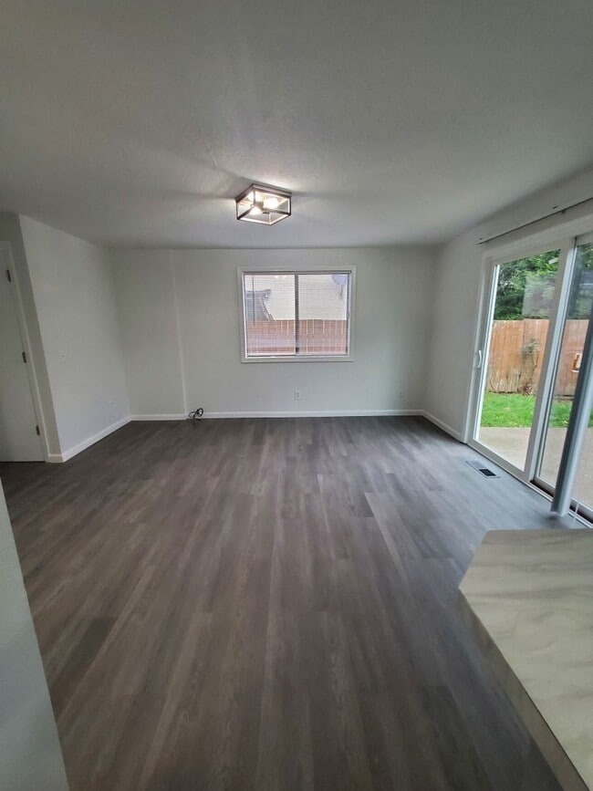 Building Photo - 3 bedroom - recently renovated home