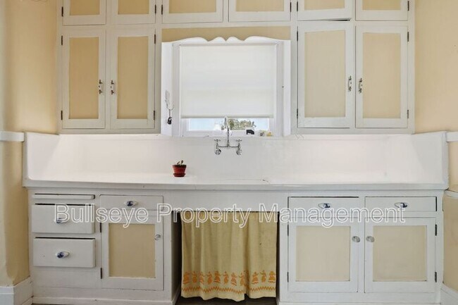 Building Photo - 525 W Lynwood St