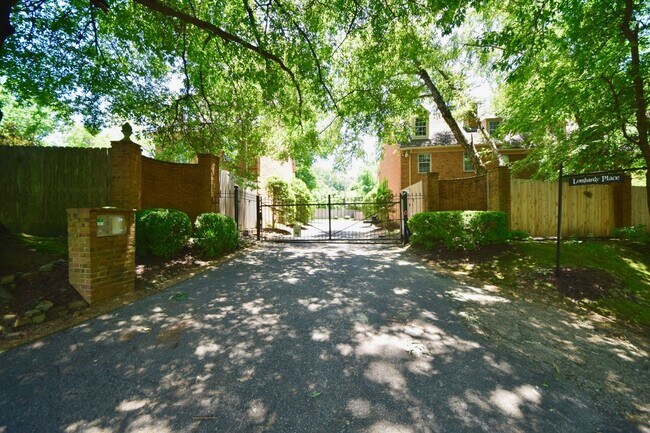 Building Photo - 3 Bedroom, 2 Bathroom Near Chickasaw Gardens