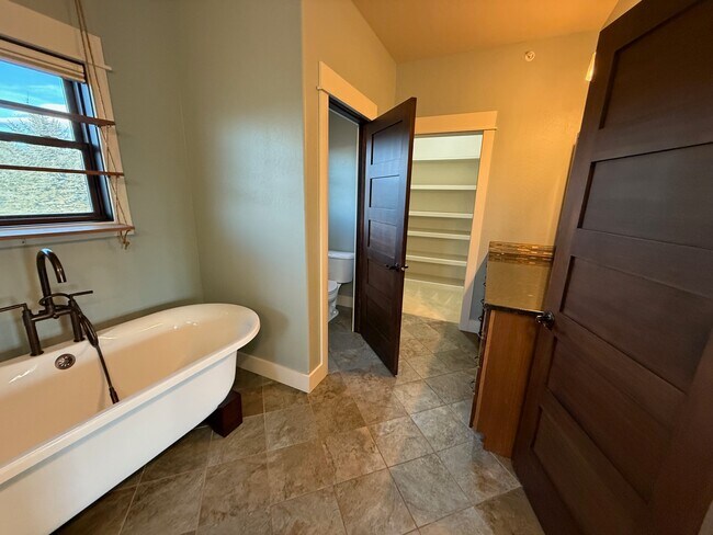 Building Photo - 45 Spain Bridge Cir Dr