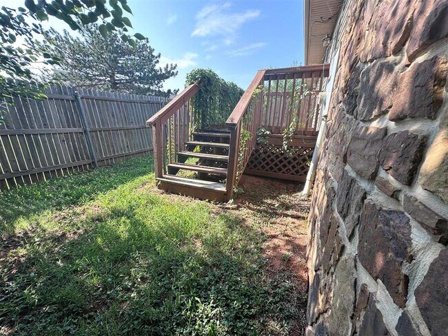 Building Photo - 10000 Shadowview Dr