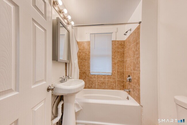 Building Photo - 152 Oak St