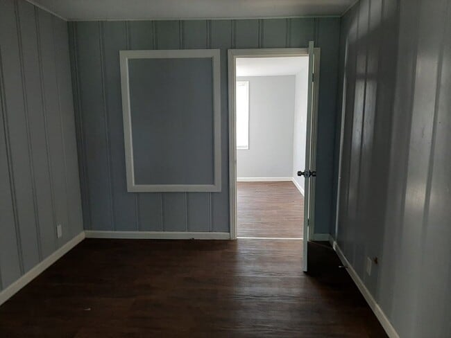Building Photo - Recently Renovated Large 3 bedroom 1 bath with fresh paint and fixtures!!