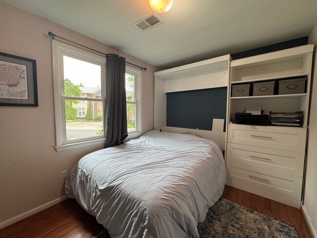 Building Photo - Refreshing 4 Bed 2/2 Bath End Unit Townhom...