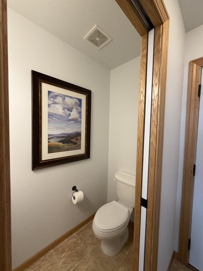 Building Photo - 574 Killarney St